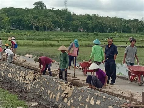 Pemerintah Desa Bangunjiwo Bangun Talud Jalan Usaha Tani Untuk