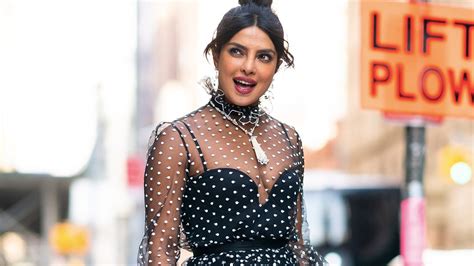 Priyanka Chopra lleva un jumpsuit con polka dots en Milán Vogue