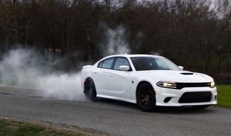 2015 Dodge Charger Hellcat Does a Burnout as Break-In Procedure ...