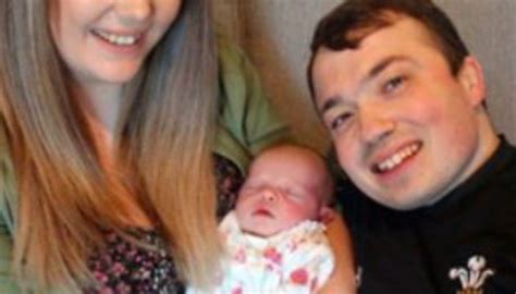 Cet Animateur De T L Vision Gallois A Pous Une Blonde Plus Jeune Et Plus Grande Et Leur