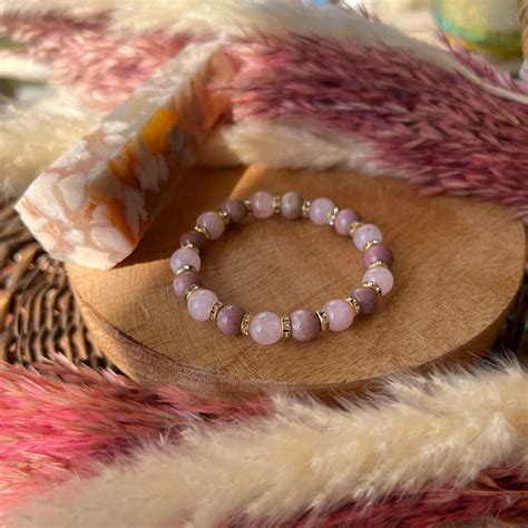 Élégant Bracelet en Rhodonite Rose et Quartz Rose avec Accents Dorés