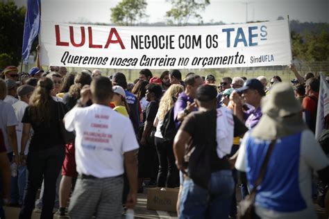 Greve Na Educa O Governo Oferece Reajustes De A Para