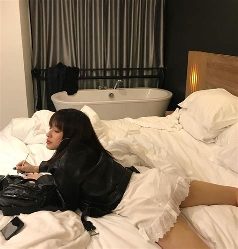 Không cần đi đâu xa chỉ tạo dáng trên giường thôi các hot girl Việt đã có ảnh sống ảo gợi cảm