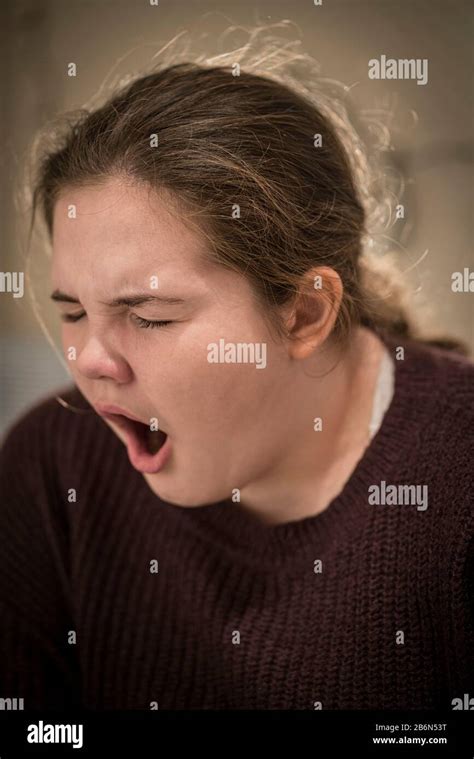 Jeune Fille De 14 Ans Aux Yeux Marrons Banque De Photographies Et Dimages à Haute Résolution