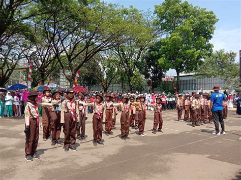 Anggota Pramuka MI Muta Alimin Ikut Serta Dalam Lomba Gerak Jalan Di