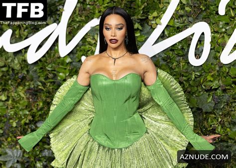 Munroe Bergdorf Sexy Seen Flaunting Her Hot Cleavage At The Fashion Awards In London AZNude