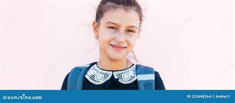 Portrait Panoramique Dune Adolescente Souriante Sur Fond Rose Pastel Photo Stock Image Du