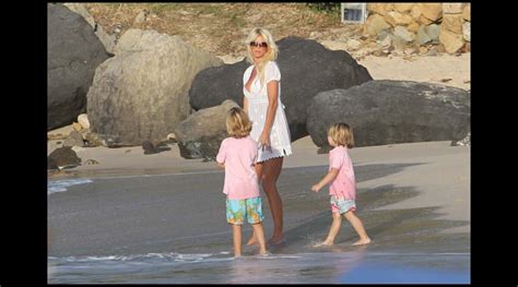 Photo Victoria Silvstedt se prélasse sur la plage des Flamands à