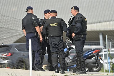 Slobodna Dalmacija Policija Zatekla Kaos U Kafi U U Centru Rijeke