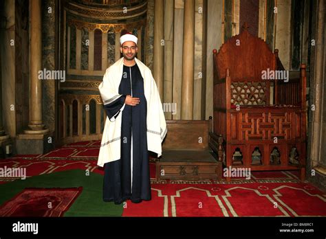 El Imam de la Mezquita y la madraza del Sultán Hassan en El Cairo