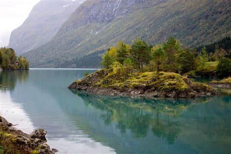 Mooi Noorse Natuur Met Eiland Op Meer Van Lovatnet Nabij Len Stryn