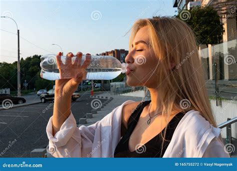 Belle Fille Blonde Avec Peau Naturelle Saine Boissons Eau De La