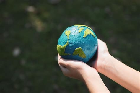 Ni O Joven Con La Mano Sosteniendo El Globo Terrestre En El Fondo Del