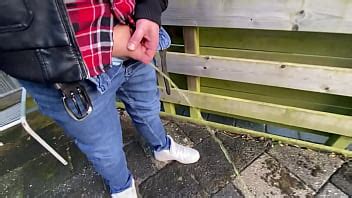 Pene muy pequeño orinando afuera XVIDEOS