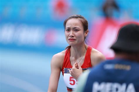 Hot girl điền kinh Mỹ Tiên khóc nức nở khi ẵm luôn HCV SEA Games