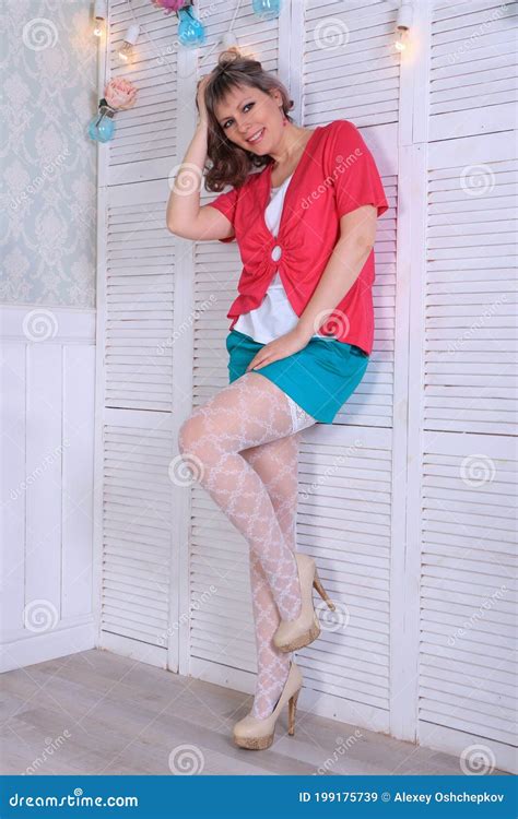 Mod Le Blonde En Bas Blancs Et La Mini Jupe Verte Posant Dans Le Studio Image Stock Image Du