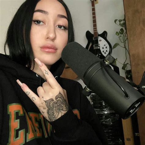 Noah Cyrus Tattoos Hand – Zerkalovulcan