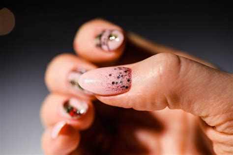 Nails Design Hände Mit Heller Nude Maniküre Auf Weißem Hintergrund Enge