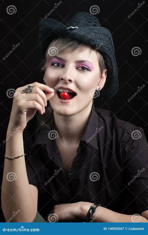 Fille Avec La Cerise Dans La Bouche Image Stock Image Du élégance