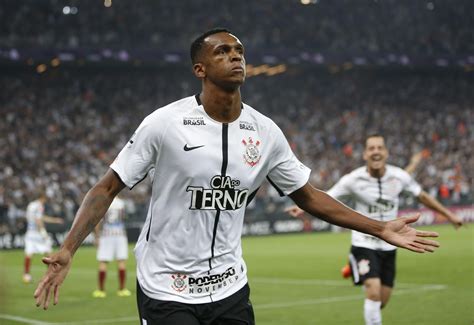 Agora é Oficial Atacante Jô Está De Volta Ao Corinthians