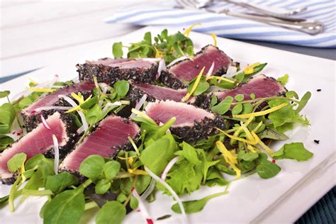 Tataki de atún con sésamo negro