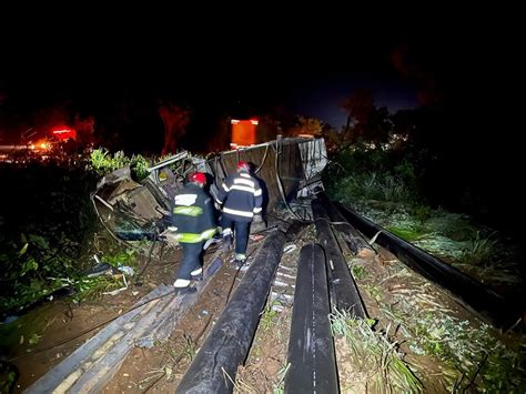 Acidente Entre Caminhonete E Caminh O Mata Motoristas Na Br