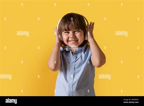 Petit Amateur De Musique Portrait En Studio D Un Petit Gar On Heureux Dans Un Casque Sans Fil