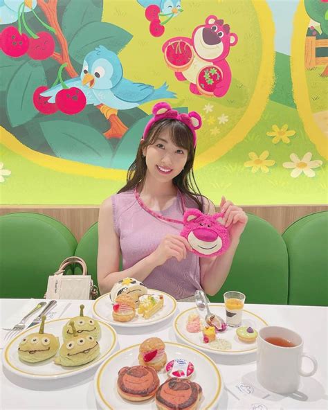 関根ささらさんのインスタグラム写真 関根ささらinstagram 「ロッツォガーデンカフェ🧸🍓💗💜 トイストーリーホテル宿泊者限定のレストラン『 ロッツォガーデンカフェ』に行って