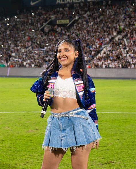 Milena Warthon desata el poder del pop andino con casaca de estilo incaico
