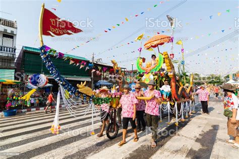 태국 수코타이 거리에서 새 해 송 크 란 물 축제를 축 하 하는 태국 사람 4월에 대한 스톡 사진 및 기타 이미지 4월