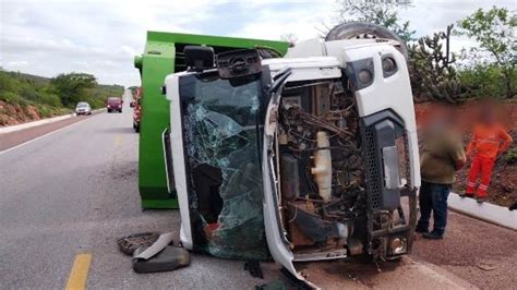 Acidente caminhão compactador de lixo da cidade de Cabrobó capota