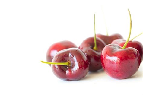 Fruta Cereja Vermelha Em Fundo Branco Foto Premium