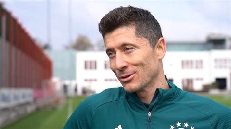 Robert Lewandowski Zn W Sp Niony Na Trening Pojawi Si W O Rodku