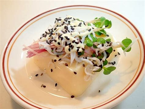 黒胡麻マヨかけて 紅かいわれ大根としらすの卵豆腐 レシピ・作り方 By ぷ〜みぃまま♪｜楽天レシピ