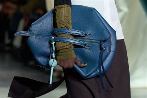 Кожаный чехол для чупа-чупса от Fendi: Модный тренд или бесполезная ...