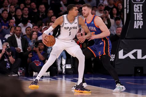 Knicks score first 13 points, blow out Spurs | Reuters