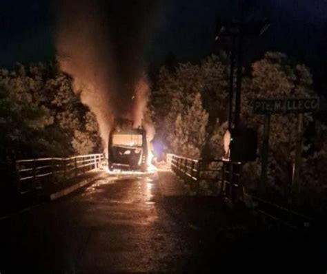 Ataque Incendiario Encapuchados Queman Bus Que Transportaba