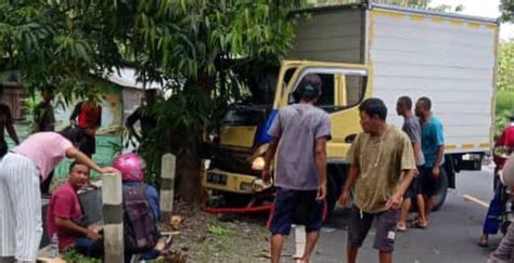 Gagal Nyalip Truk Box Tabrak Pohon Di Jalan Semanu Wonosari Media