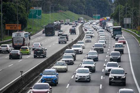 Aliran Trafik Di Beberapa Lebuh Raya Utama Bergerak Perlahan Malam Ini