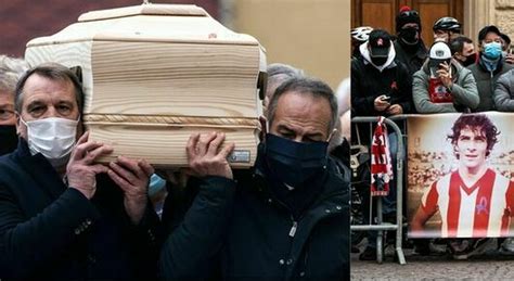 Paolo Rossi Funerale A Vicenza Di Pablito Il Feretro Portato In