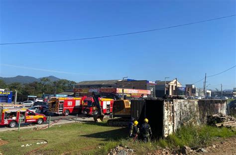 V Deo Cont Iner Pega Fogo Na Avenida Santa Catarina Em Cambori