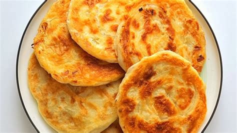 Быстрые луковые лепешки на сковороде. Очень вкусные и слоеные лепешки ...