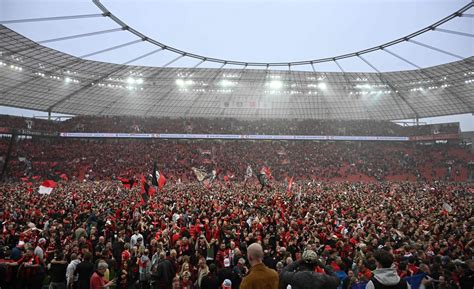 Torcida do Bayer Leverkusen invade gramado da BayArena após conquista