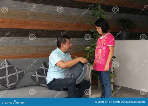 Latina Dad Revisa Su Mochila De Sus Hijas Hispanas Antes De Ir A La Escuela Para Asegurarse De