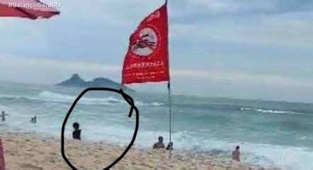 Imagens Mostram Menino Edson Davi Ao Brincar Perto Do Mar Antes De