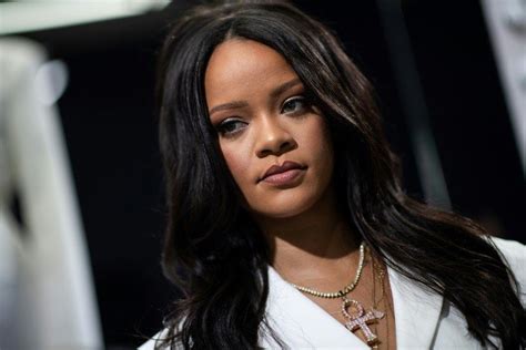 Rihanna aparece de lingerie transparente para promover nova coleção de sua marca ISTOÉ