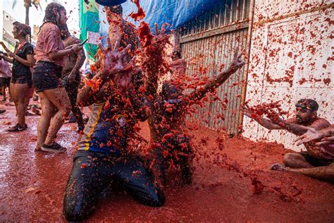 20 000 People Threw Truckloads Of Tomatoes At Each Other For An Hour A