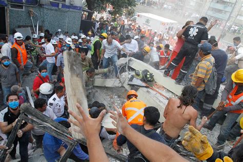 Personas atrapadas muertas y heridas tras sismo en el centro de México