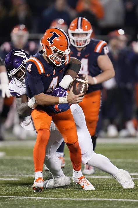 Northwestern beats Illinois 45-43, ends Illini's bowl hopes