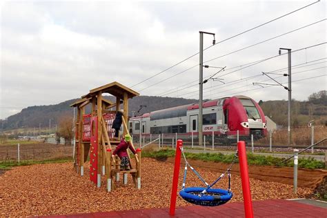 Der Zaun Mit Hilfe Der Spielenden Kinder Auf Dem Neu Angelegten